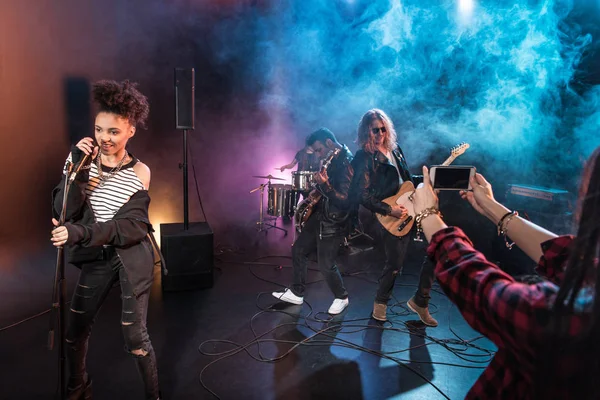 Banda de rock en el escenario - foto de stock
