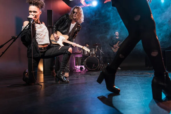 Groupe de rock sur scène — Photo de stock