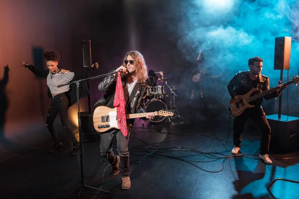 Groupe de rock sur scène — Photo de stock