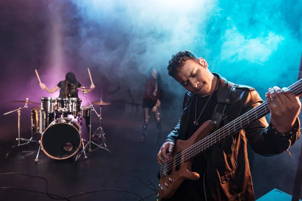 Groupe de rock sur scène — Photo de stock