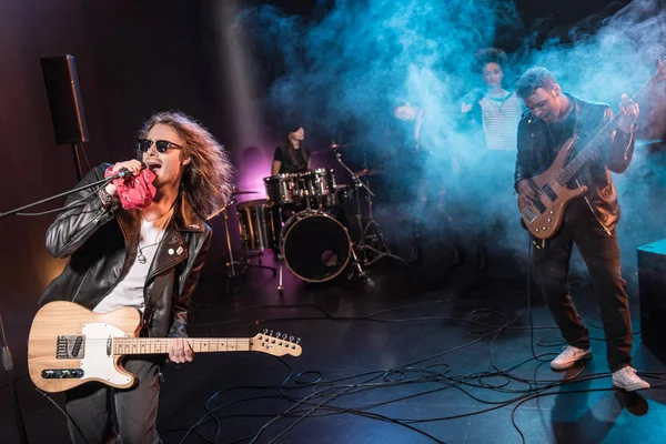Gruppo rock sul palco — Foto stock