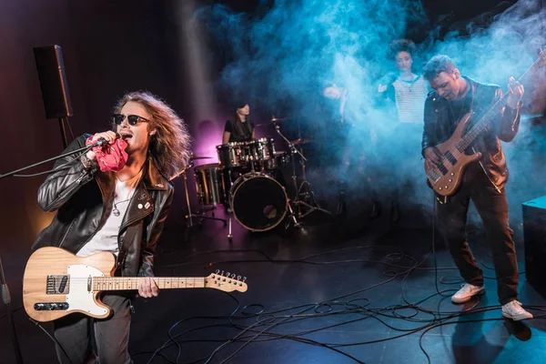 Groupe de rock sur scène — Photo de stock