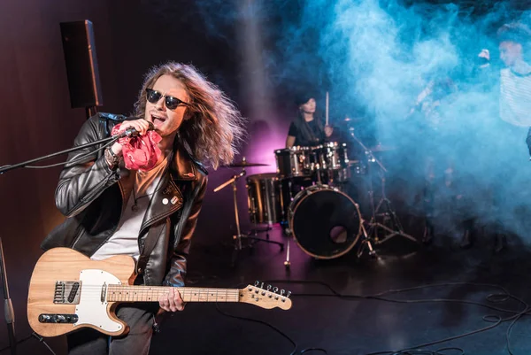 Rockband auf der Bühne — Stockfoto