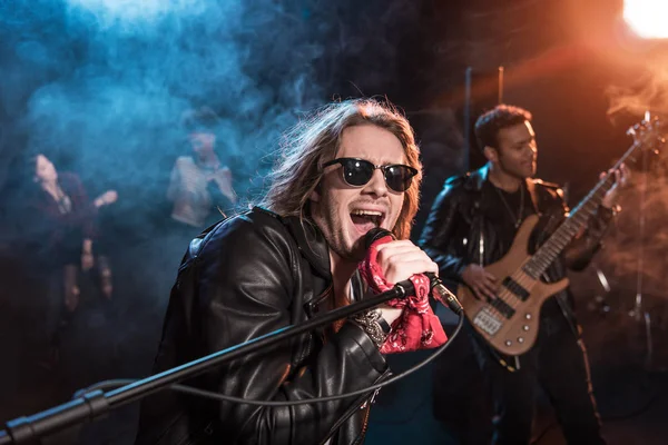 Banda de rock en el escenario - foto de stock