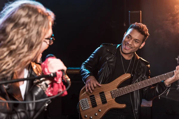 Groupe de rock sur scène — Photo de stock