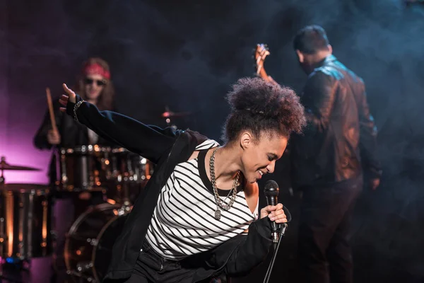 Groupe de rock sur scène — Photo de stock