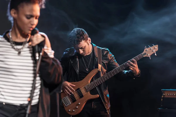 Banda de rock en el escenario - foto de stock