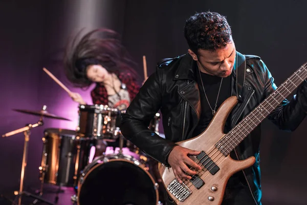 Banda de rock en el escenario - foto de stock