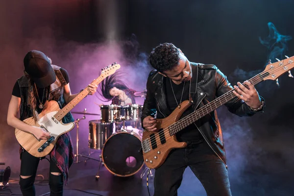 Banda de rock no palco — Fotografia de Stock