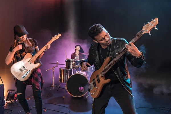 Banda de rock en el escenario - foto de stock