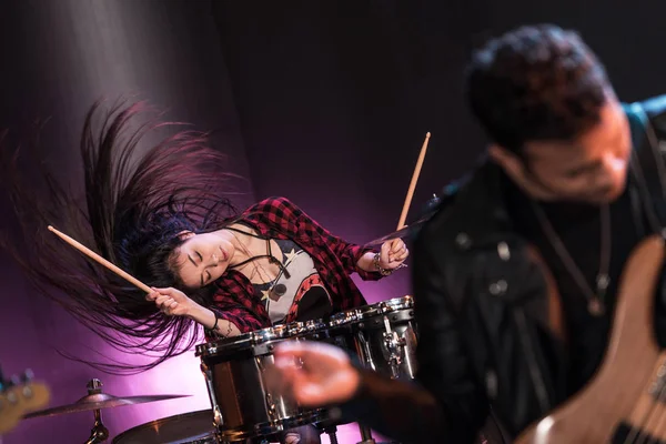 Rockband auf der Bühne — Stockfoto