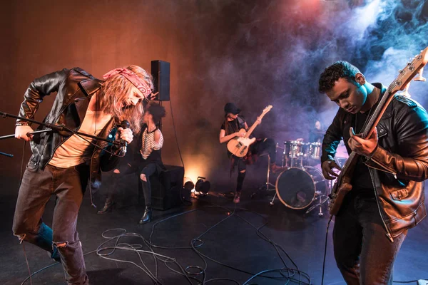 Banda de rock en el escenario - foto de stock