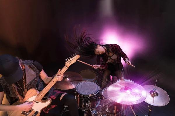 Banda de rock no palco — Fotografia de Stock