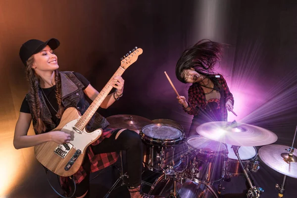 Groupe de rock sur scène — Photo de stock