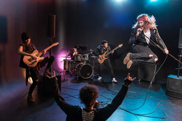 Banda de rock en el escenario - foto de stock