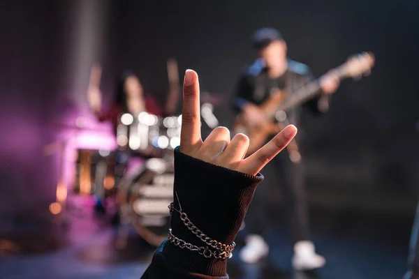 Banda de rock en el escenario - foto de stock