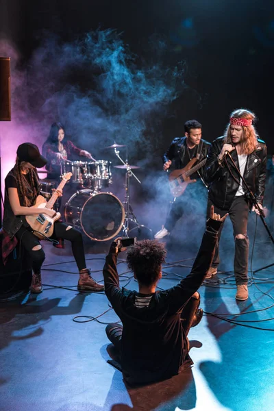 Рок-группа на сцене — стоковое фото