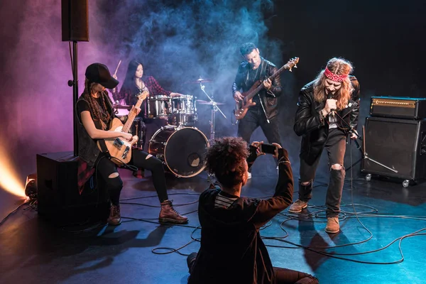 Banda de rock en el escenario - foto de stock