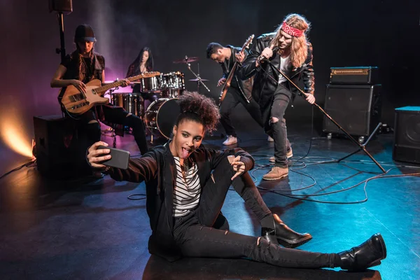 Groupe de rock sur scène — Photo de stock