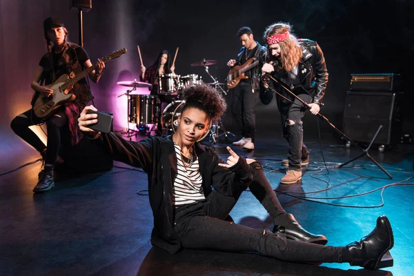 Groupe de rock sur scène — Photo de stock