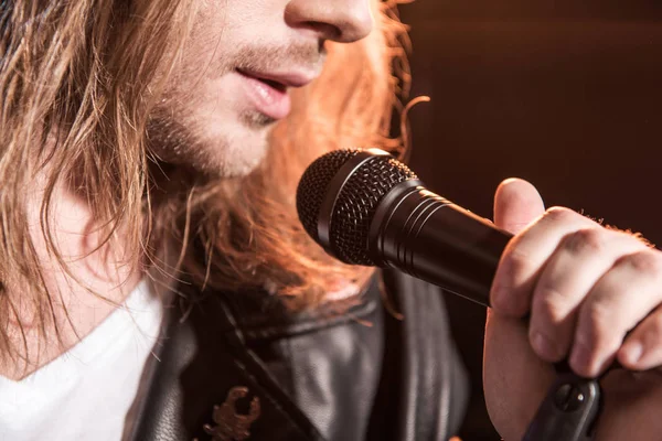 Cantante masculino con micrófono - foto de stock