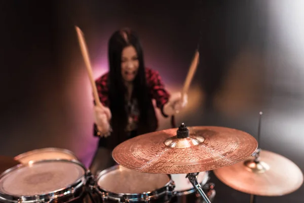Junge Musikerin mit Schlagzeug-Set — Stockfoto
