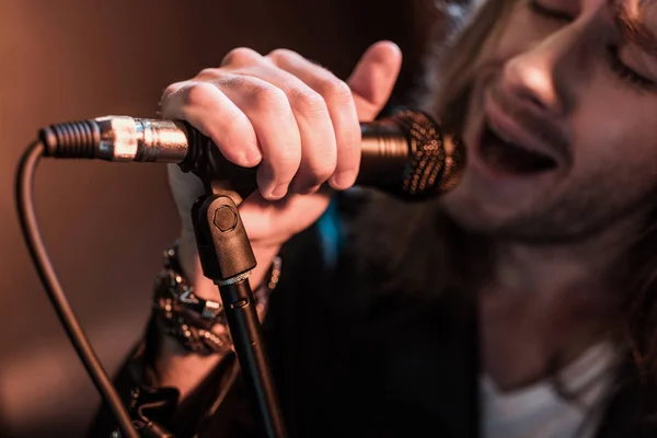 Male singer with microphone — Stock Photo