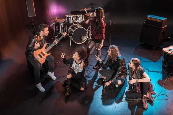 Banda de rock and roll en el escenario - foto de stock