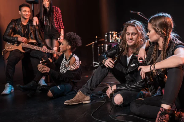 Banda de rock and roll no palco — Fotografia de Stock