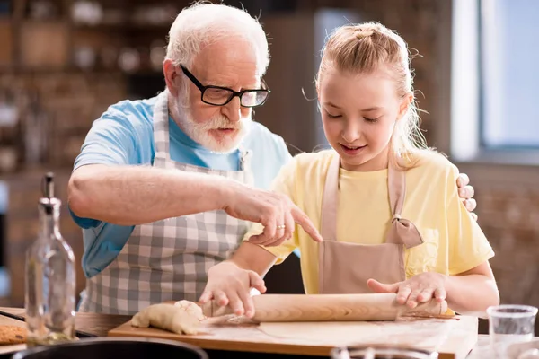 Grand-père et petite-fille faire de la pâte — Photo de stock