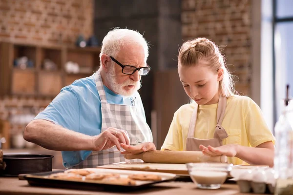 Avô e neta amassar massa de farinha — Fotografia de Stock