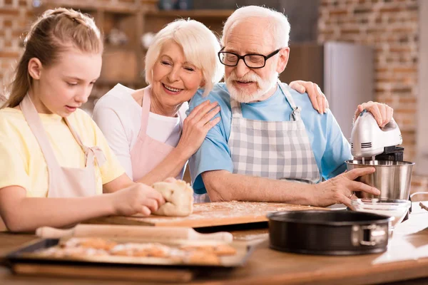 Familie knetet Teig — Stockfoto