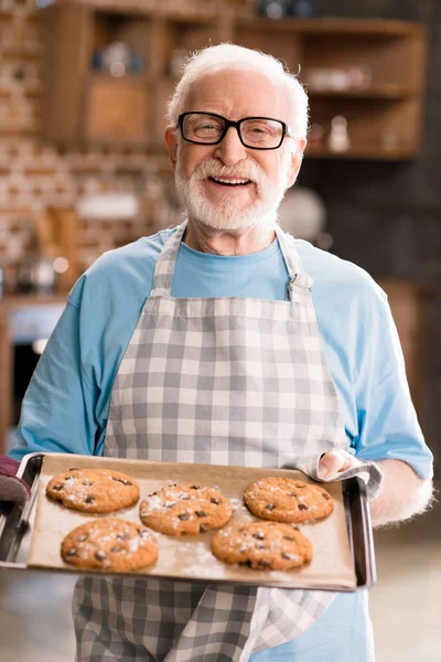 Hombre mayor con galletas - foto de stock