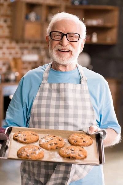 Senior mit Keksen — Stockfoto