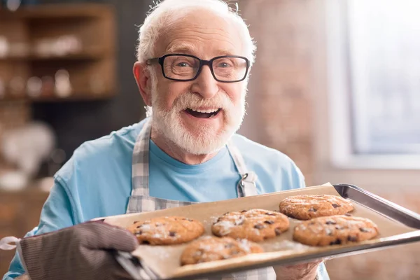 Senior man with cookies — Stock Photo