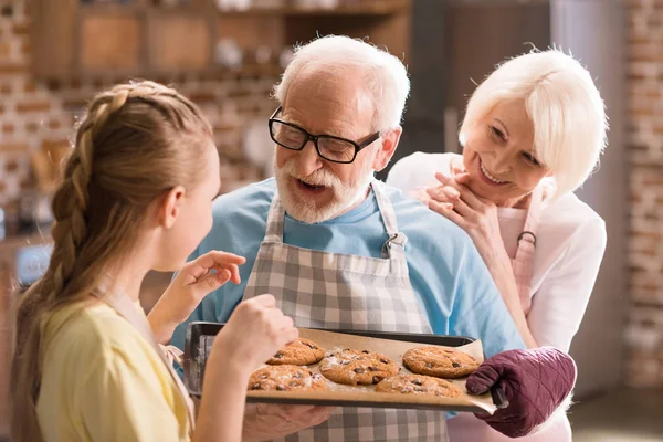 Family baking cookies — Stock Photo