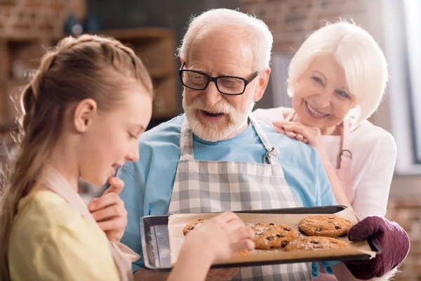 Familie backt Plätzchen — Stockfoto