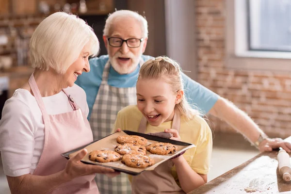 Family baking cookies — Stock Photo