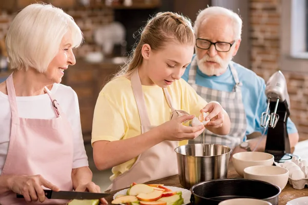 Family baking apple pie — Stock Photo