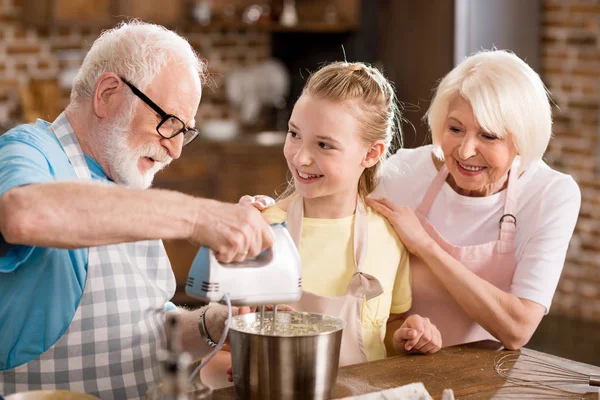 Familia preparando la masa - foto de stock