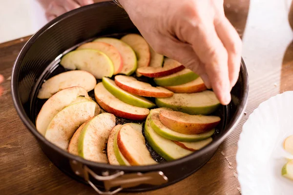 Person cooking apple pie — Stock Photo