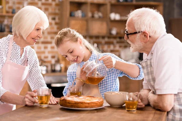 Семья пьет чай дома — стоковое фото