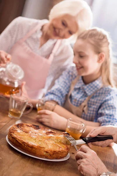 Uomo taglio torta fatta in casa — Foto stock