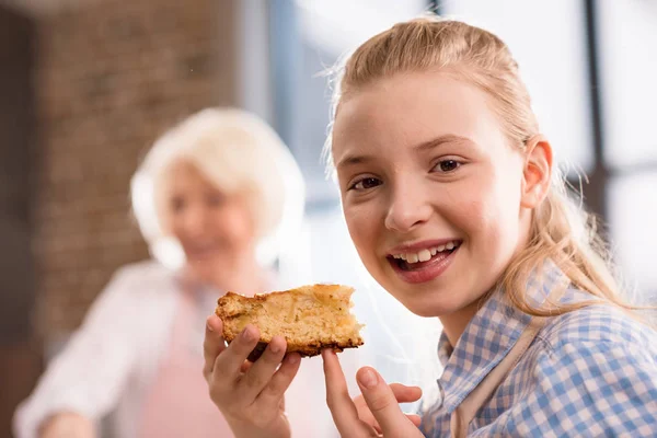 Girl eating homemade pie — Stock Photo