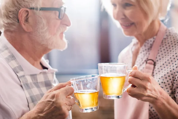 Senior couple drinking tea — Stock Photo