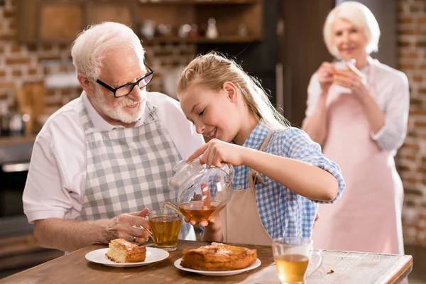 Famiglia che beve tè a casa — Foto stock