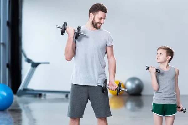 Junge trainiert mit Trainer — Stockfoto