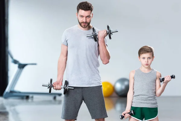 Entraînement de garçon avec entraîneur — Photo de stock