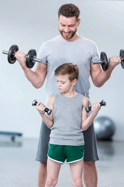 Junge trainiert mit Trainer — Stockfoto