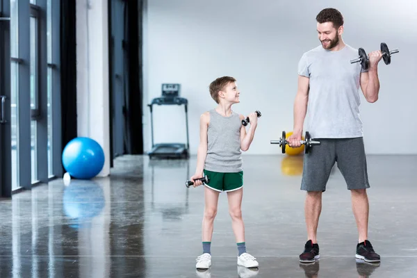Junge trainiert mit Trainer — Stockfoto